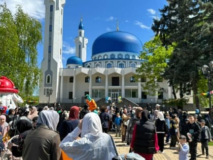 В Майкопе рядом с мечетью провели праздник Ураза-байрам для детей