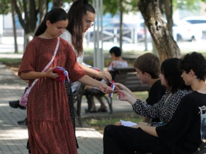 В столице Адыгеи волонтеры раздали более 500 ленточек с российским триколором