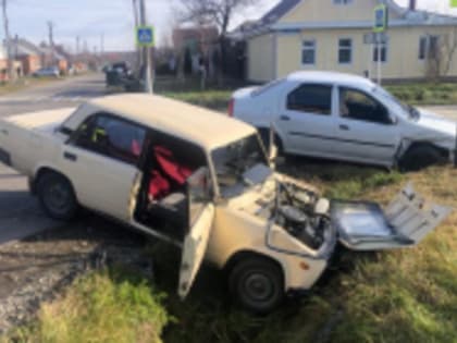 В Майкопе проводится проверка по факту ДТП с участием 2 легковых автомобилей