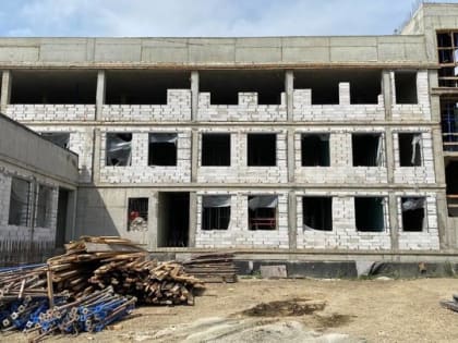 В посёлке Энем Тахтамукайского района Адыгеи продолжается строительство поликлиники