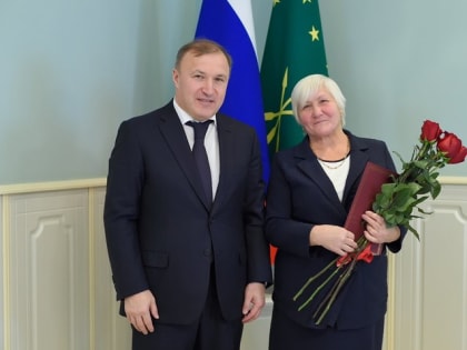 Глава Адыгеи вручил десять именных премий многодетным матерям