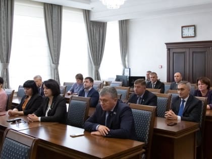 Владимир Нарожный вручил юбилейные медали депутатам регионального парламента разных созывов