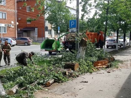 В Майкопе аварийные бригады продолжают устранять последствия шквалистого ветра