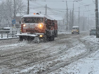 В Майкопе более 25 единиц техники расчищают улицы от снега