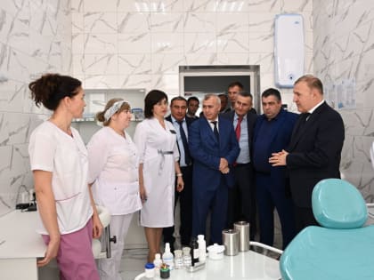 Мурат Кумпилов осмотрел новую амбулаторию в Джиджихабле