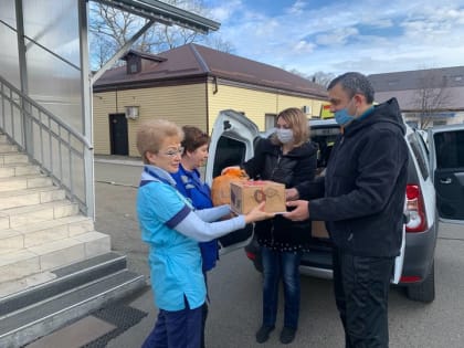 В Адыгее волонтеры передали подарки дежурящим в новогоднюю ночь медикам