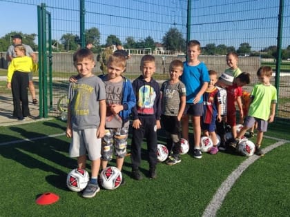 Спорткомитет Адыгеи передал юным футболистам Геническа мячи