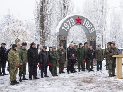 Только доблесть бессмертно живет, ибо храбрые славны вовеки!