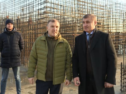Глава Адыгеи проинспектировал ход строительства поликлиники в Энеме