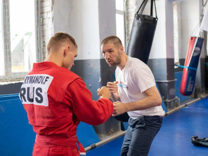 «Единая Россия», МГЕР и фонд «Ридовка Помогает!» организовали мастер-классы по боксу и самбо в Лисичанске и Северодонецке