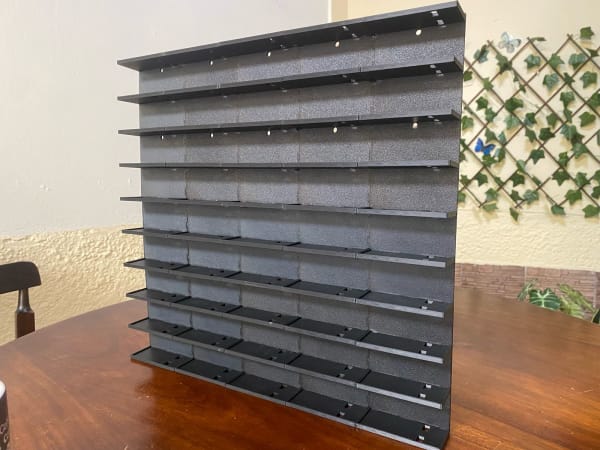 Estantería clásica para 50 carros escala 1:64 fuera de su empaque.
