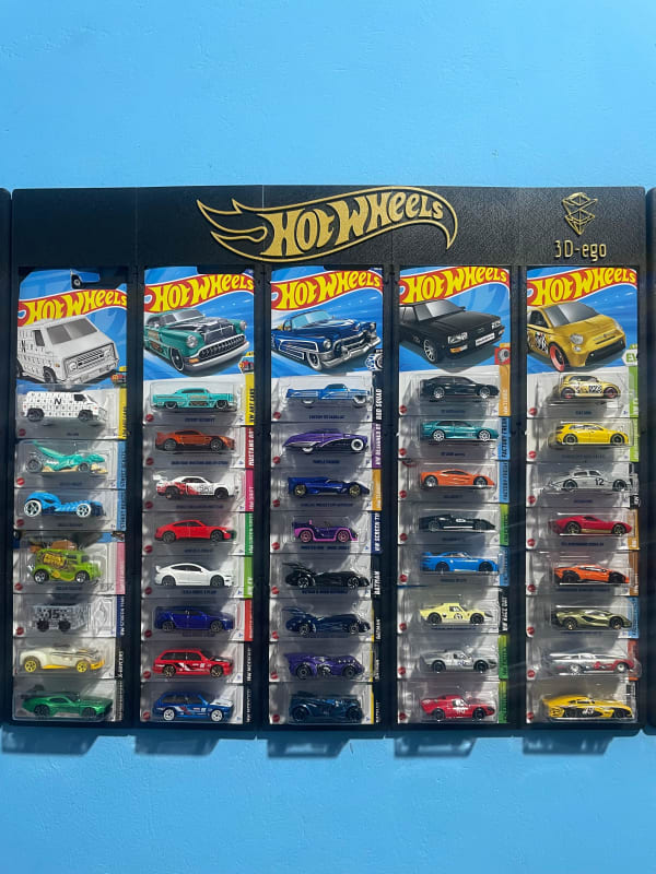 Estantería personalizada para 50 carros Hot Wheels con blister