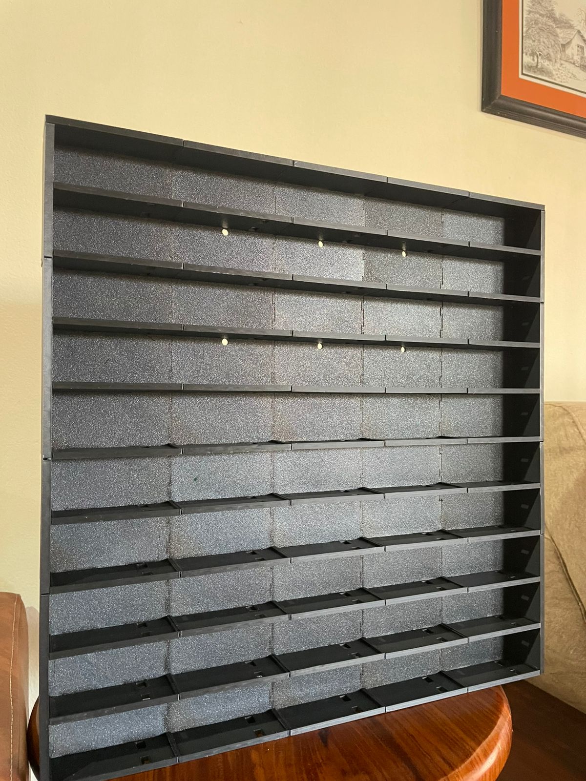 Estantería para 50 carros escala 1:64 fuera de su empaque.