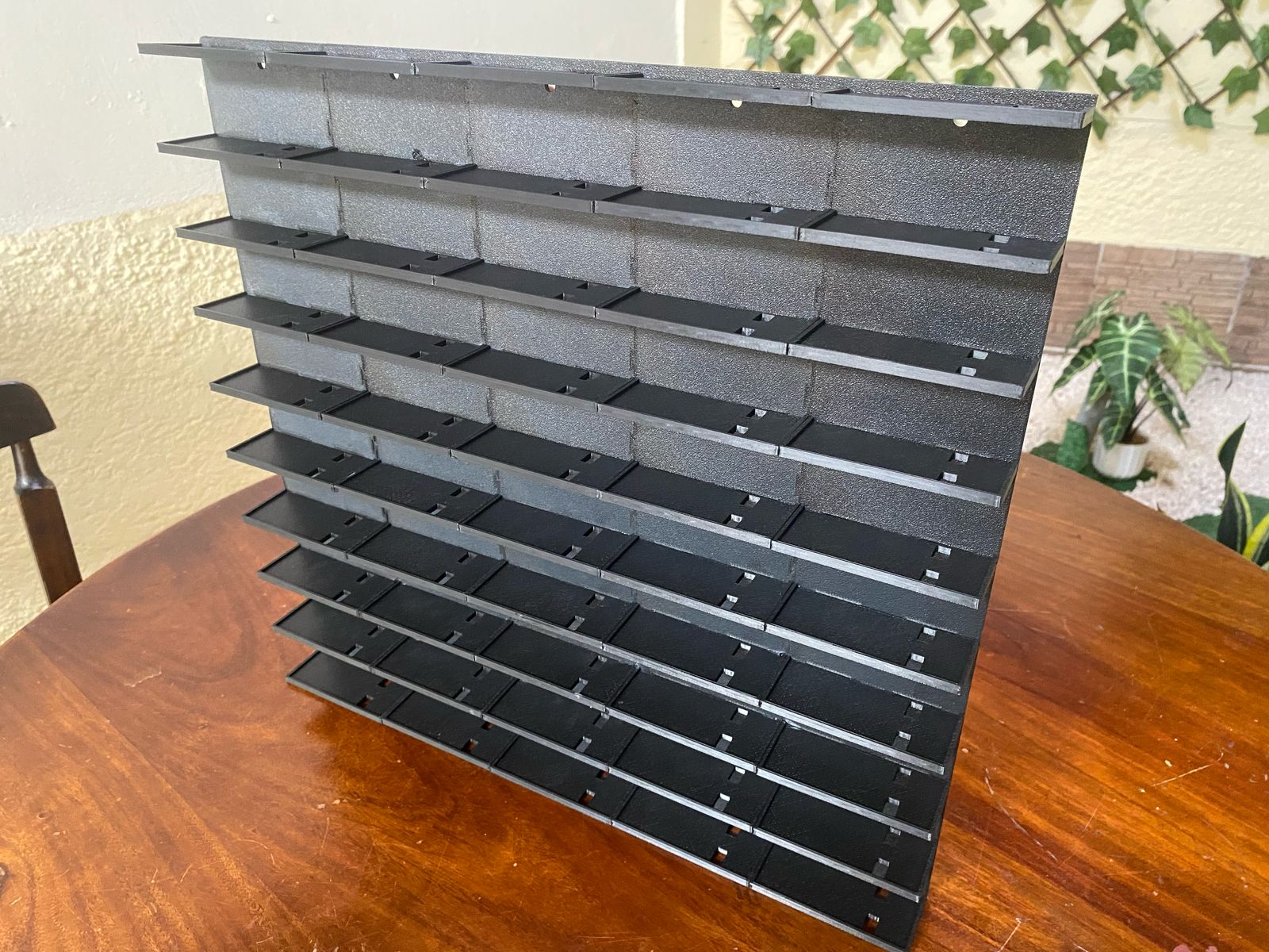 Estantería clásica para 50 carros escala 1:64 fuera de su empaque.