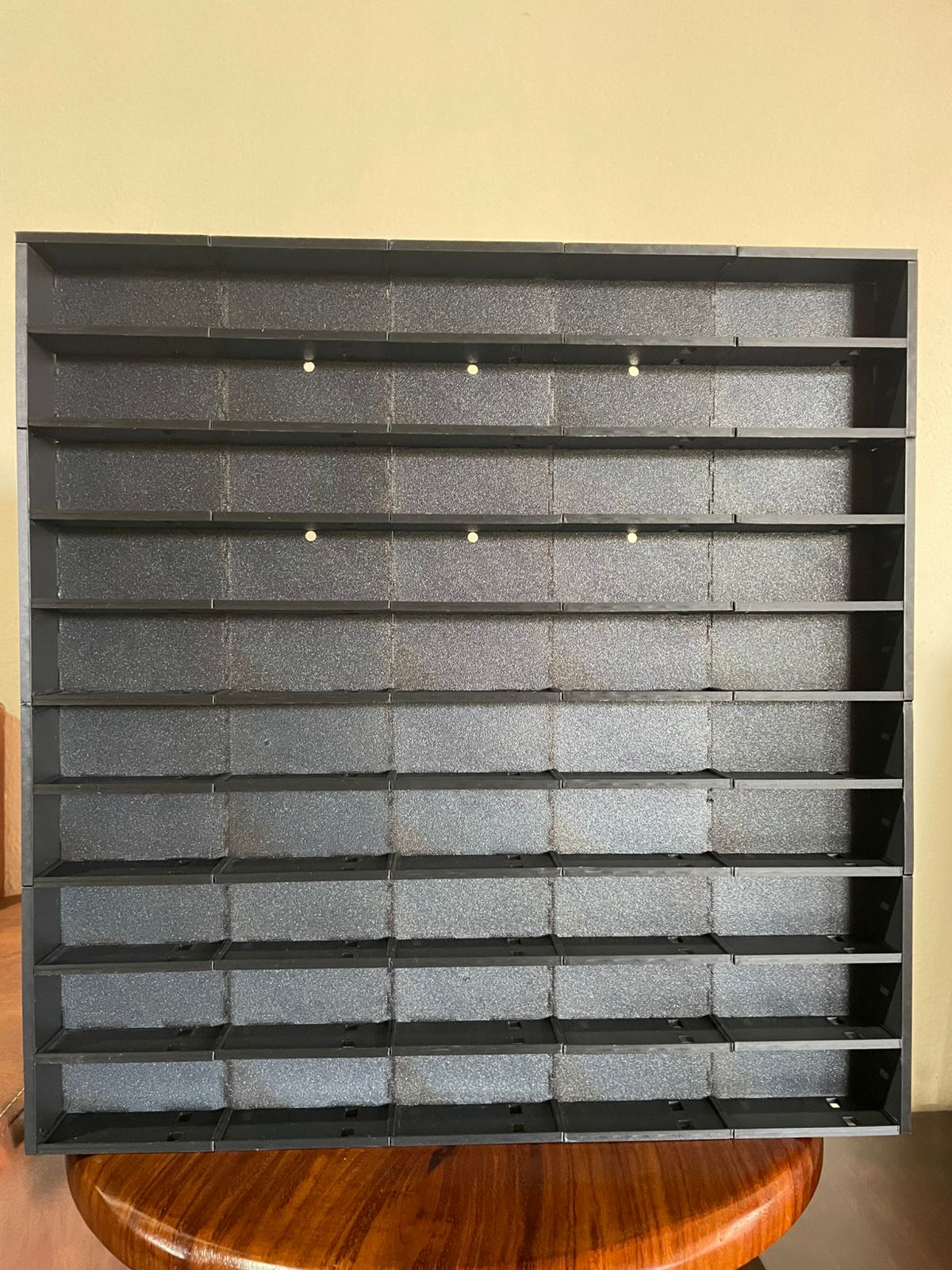 Estantería para 50 carros escala 1:64 fuera de su empaque.