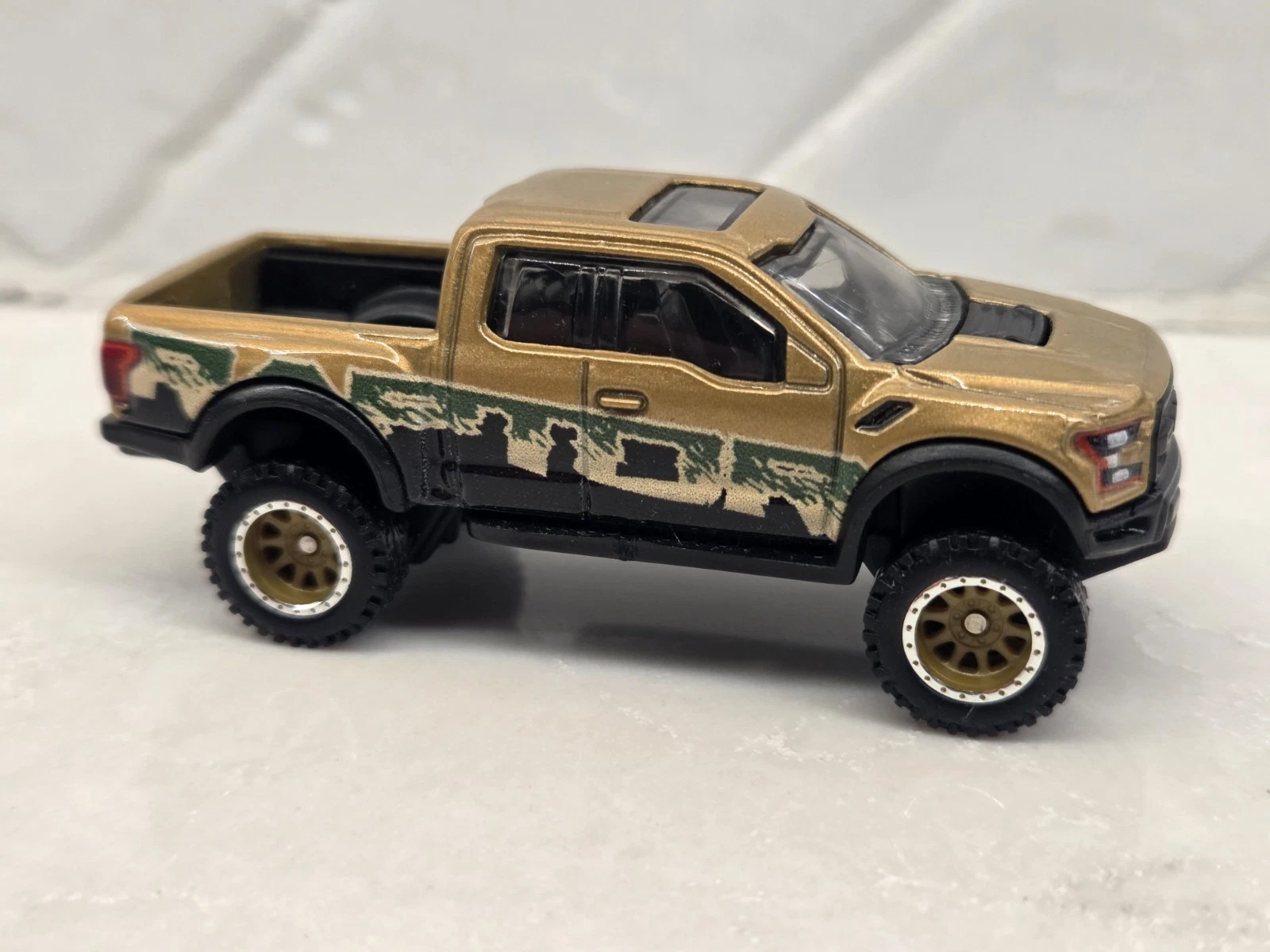 Hot Wheels Premium 2017 Ford F-150 Raptor gold 4/5 - 2025 Car Culture: HW Off Road