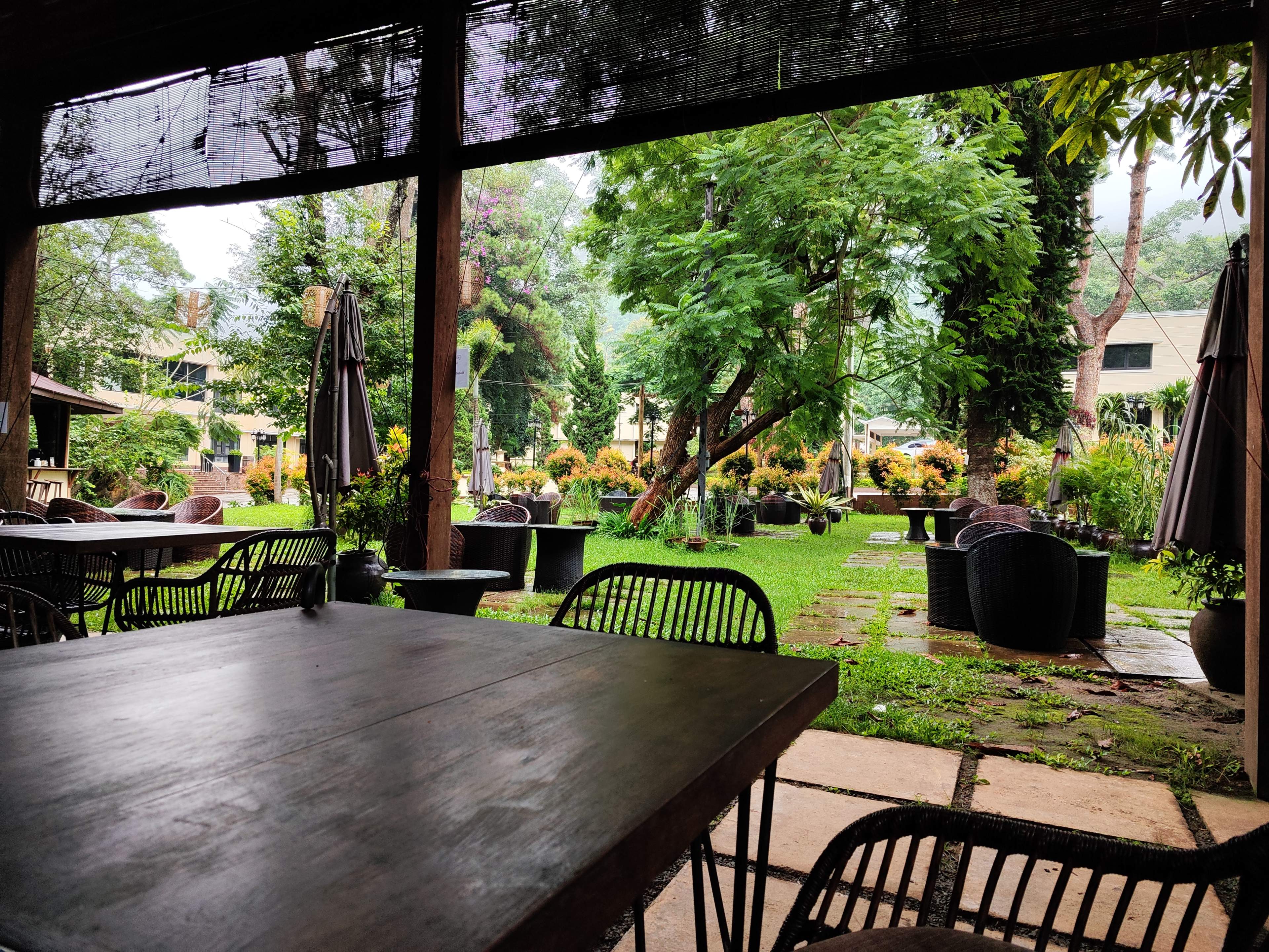 the_peak_bar_in_the_rainy_day