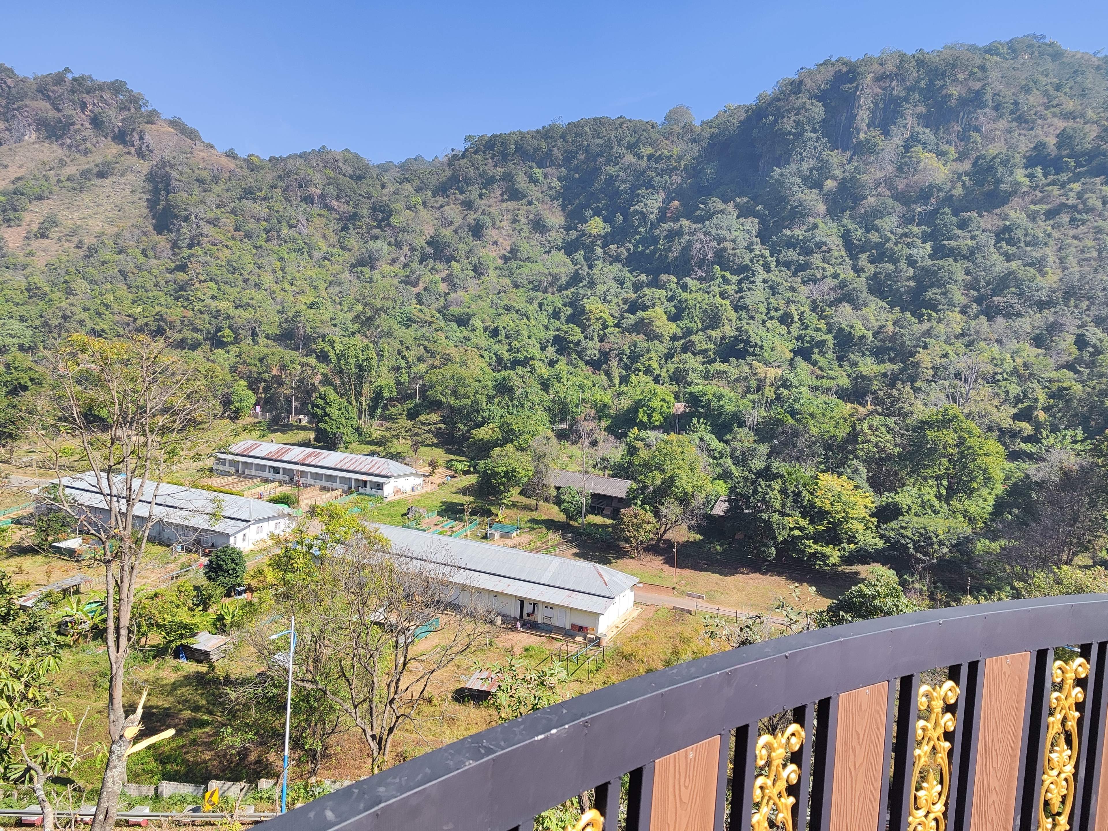 dormitory_beside_the_mountain
