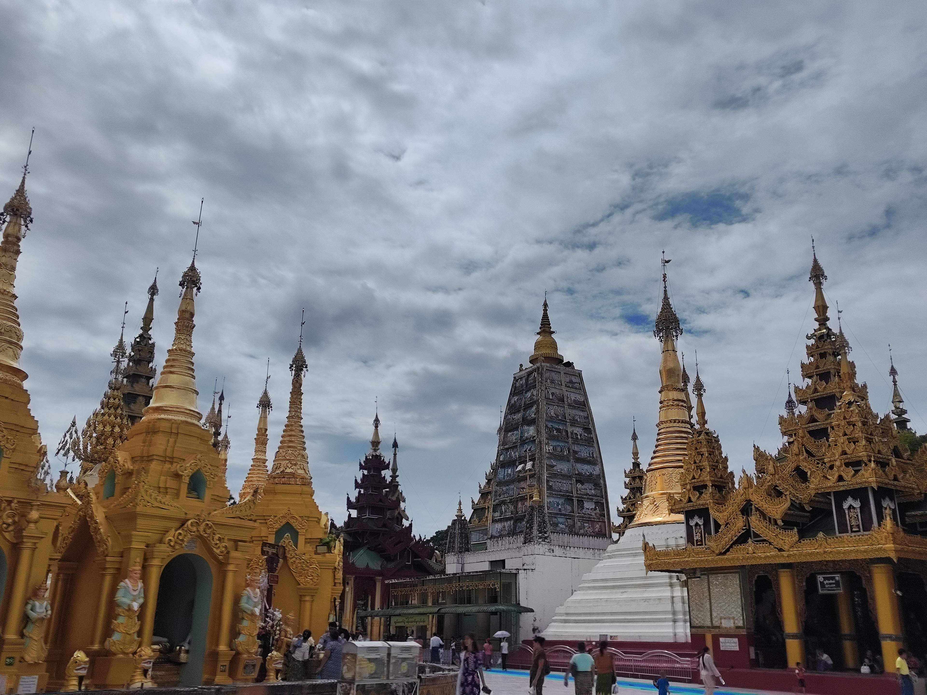 Inside_of_Shwe_Dagon_pagoda