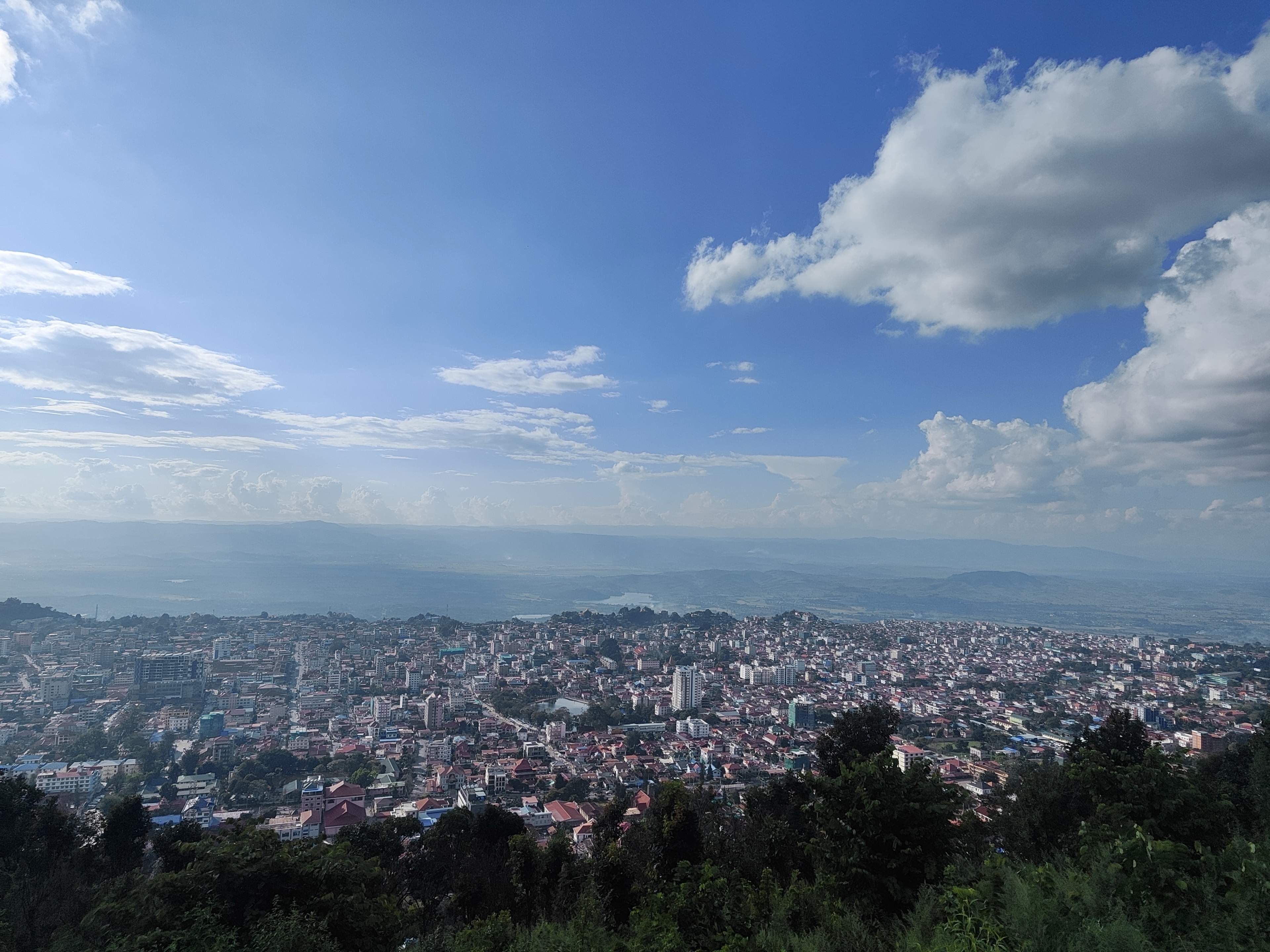 bright_cumulus_cloud_over_taunggyi_city