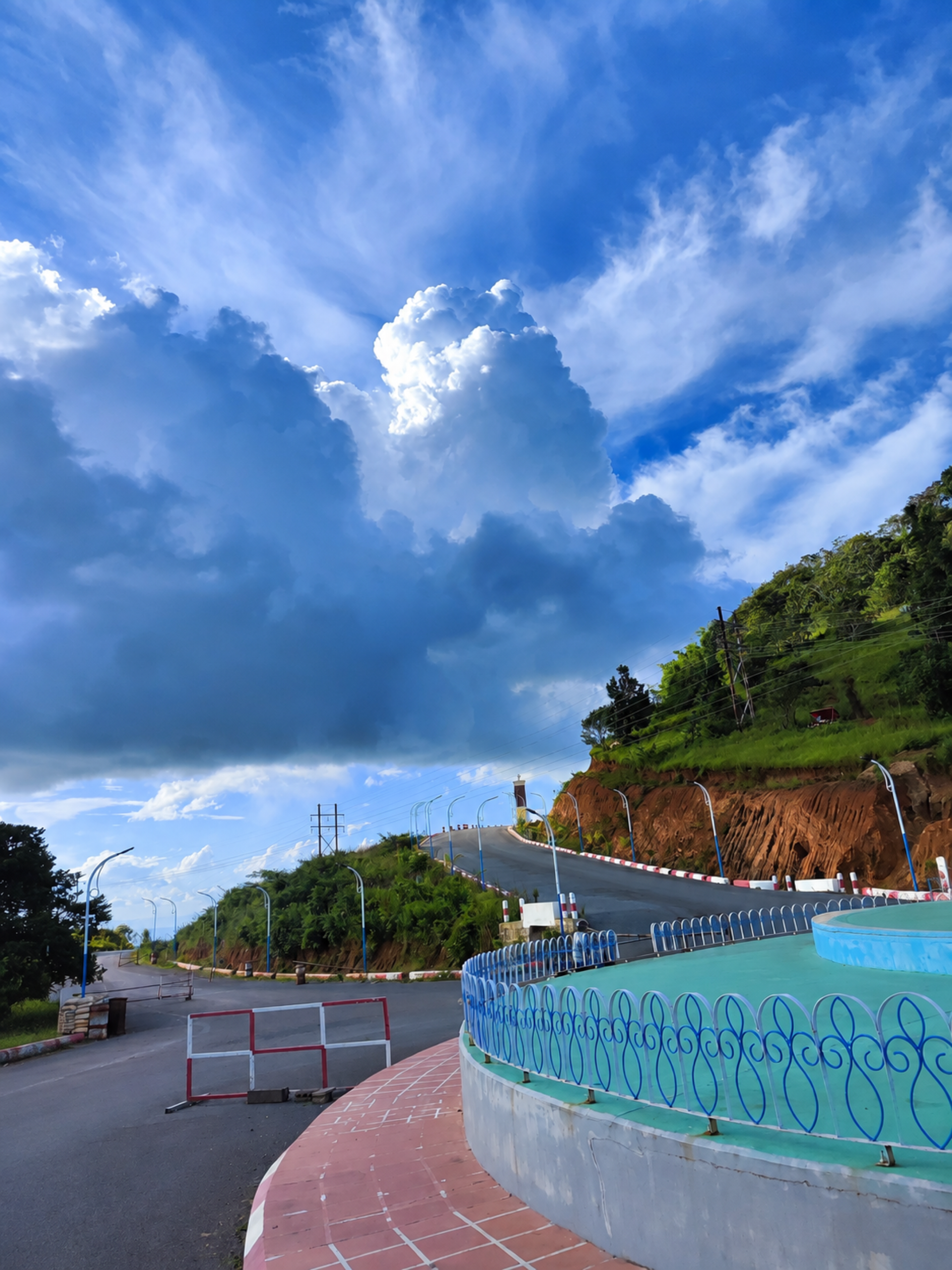 massive_white_cumulus_cloud_over_mountain_road