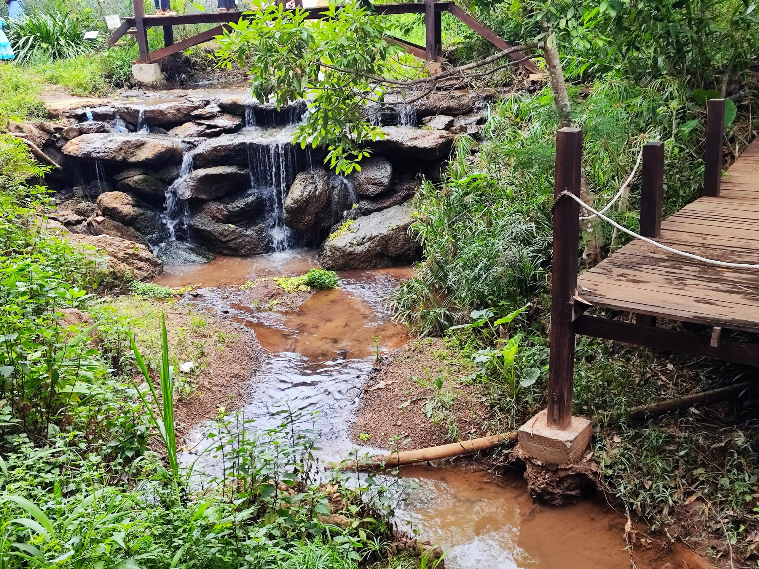 natural_cascade_under_the_footbridge