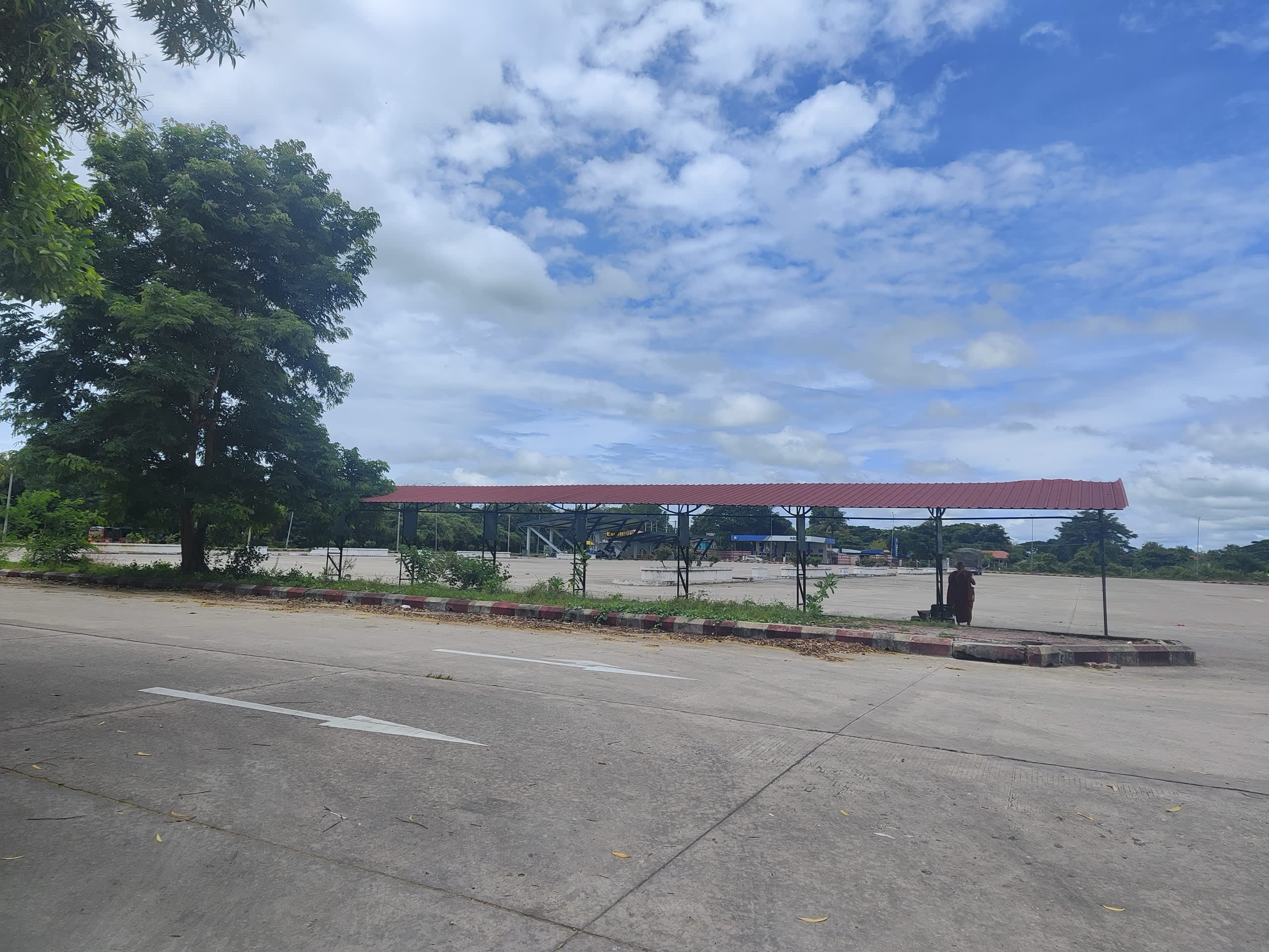 quiet_highway_rest_stop_under_sunny_sky