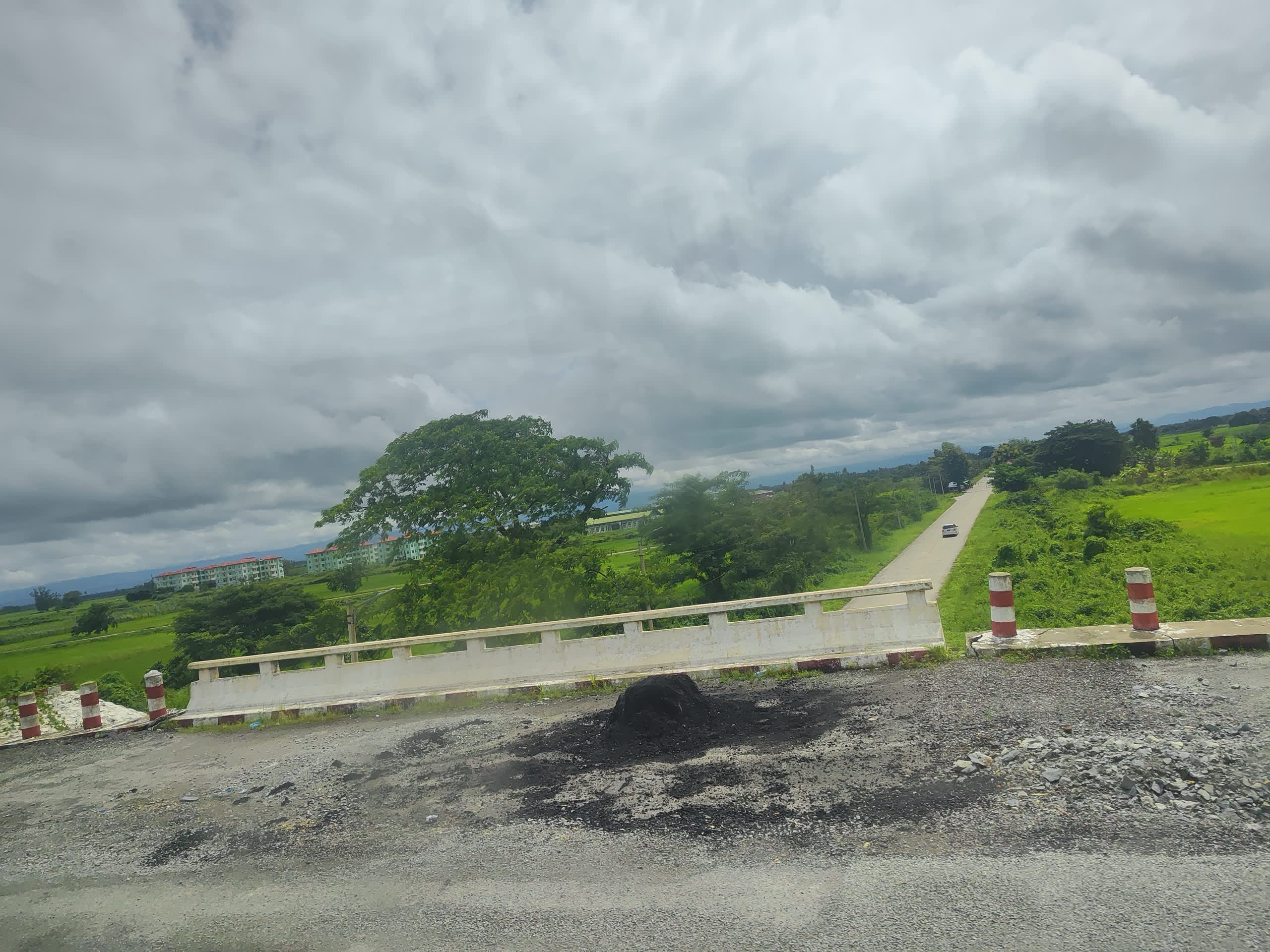 roadside_view_on_an_overcast_morning