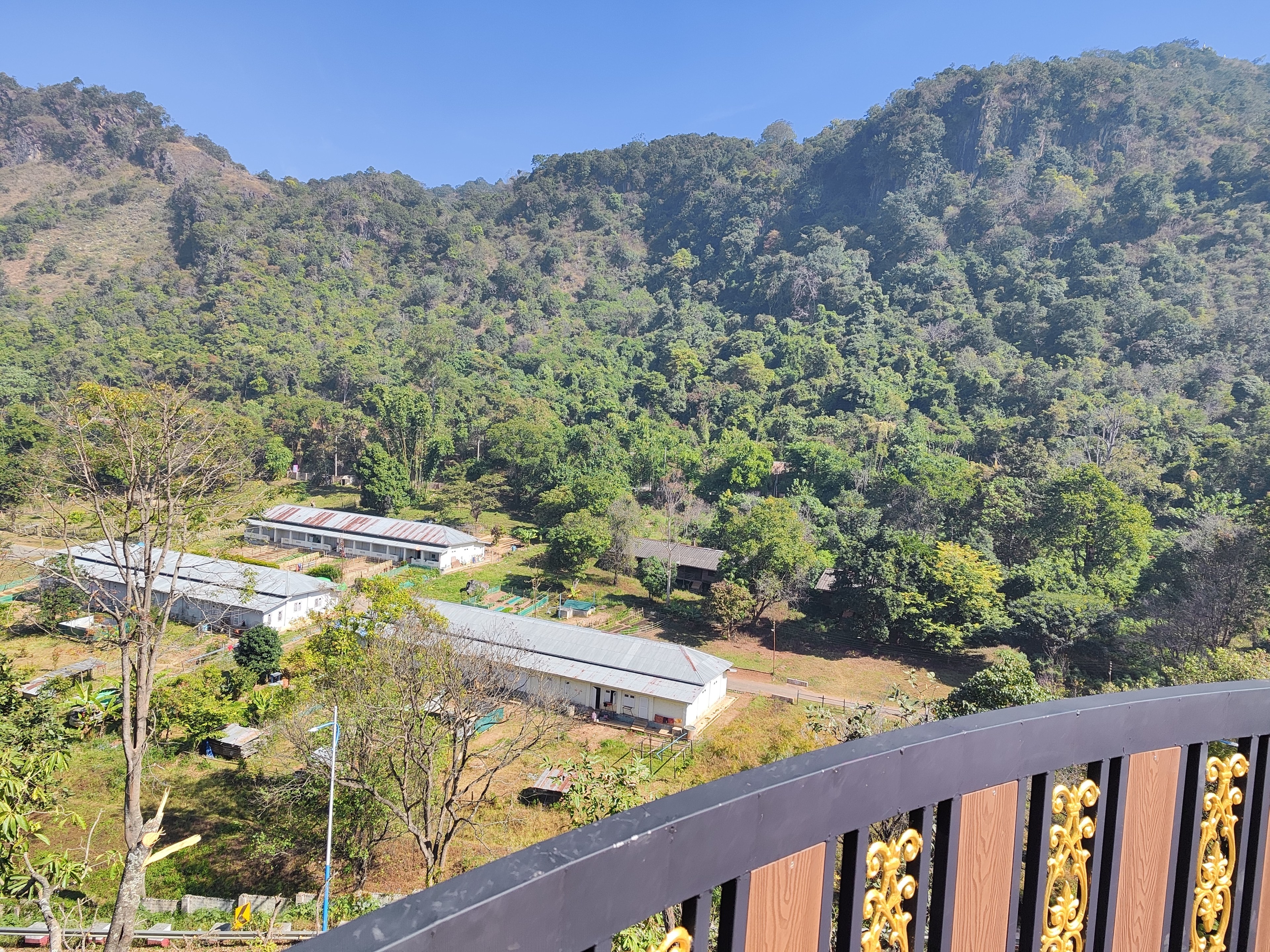 dormitory_beside_the_mountain