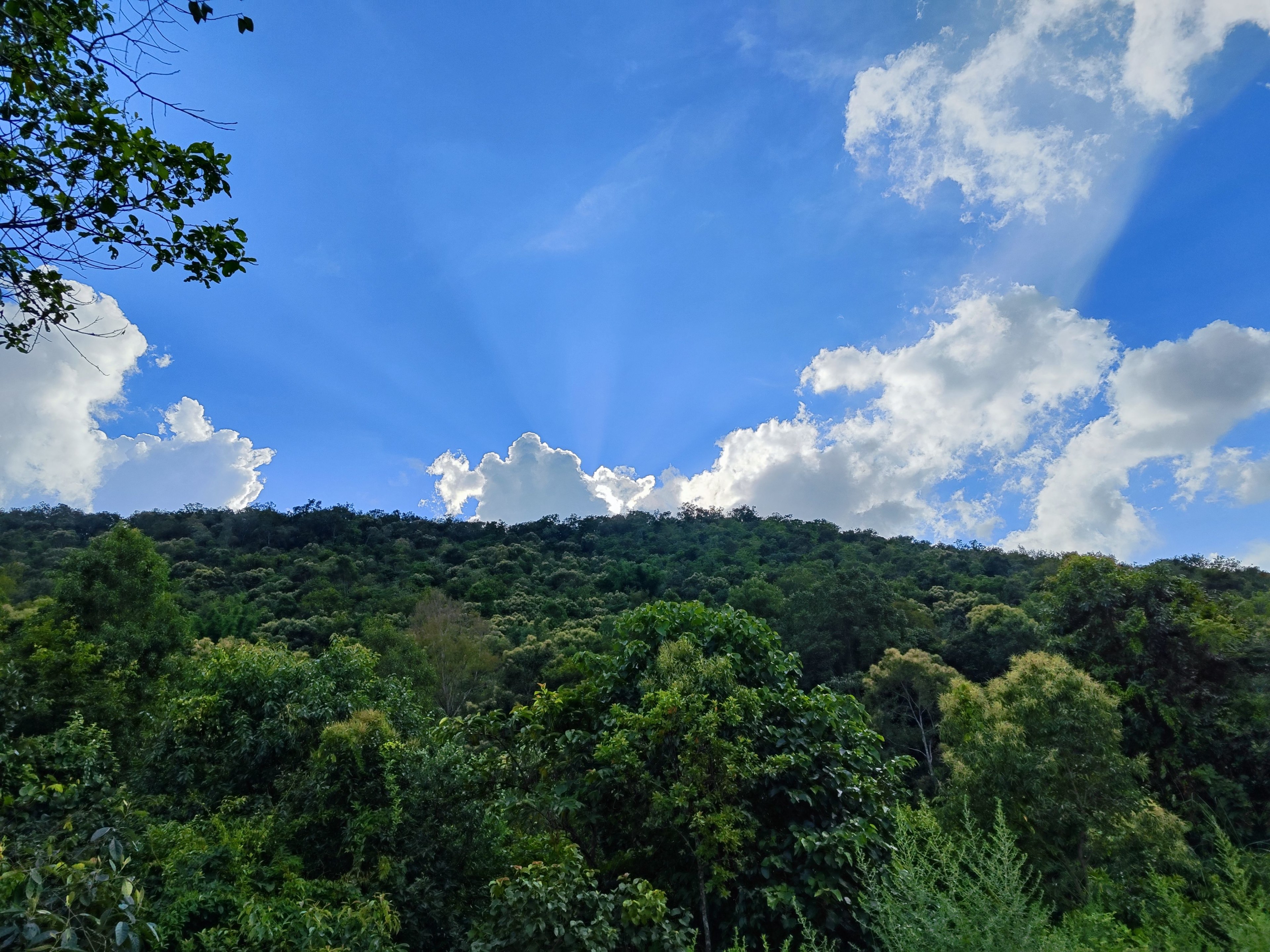 the_light_rays_behind_the_mountain