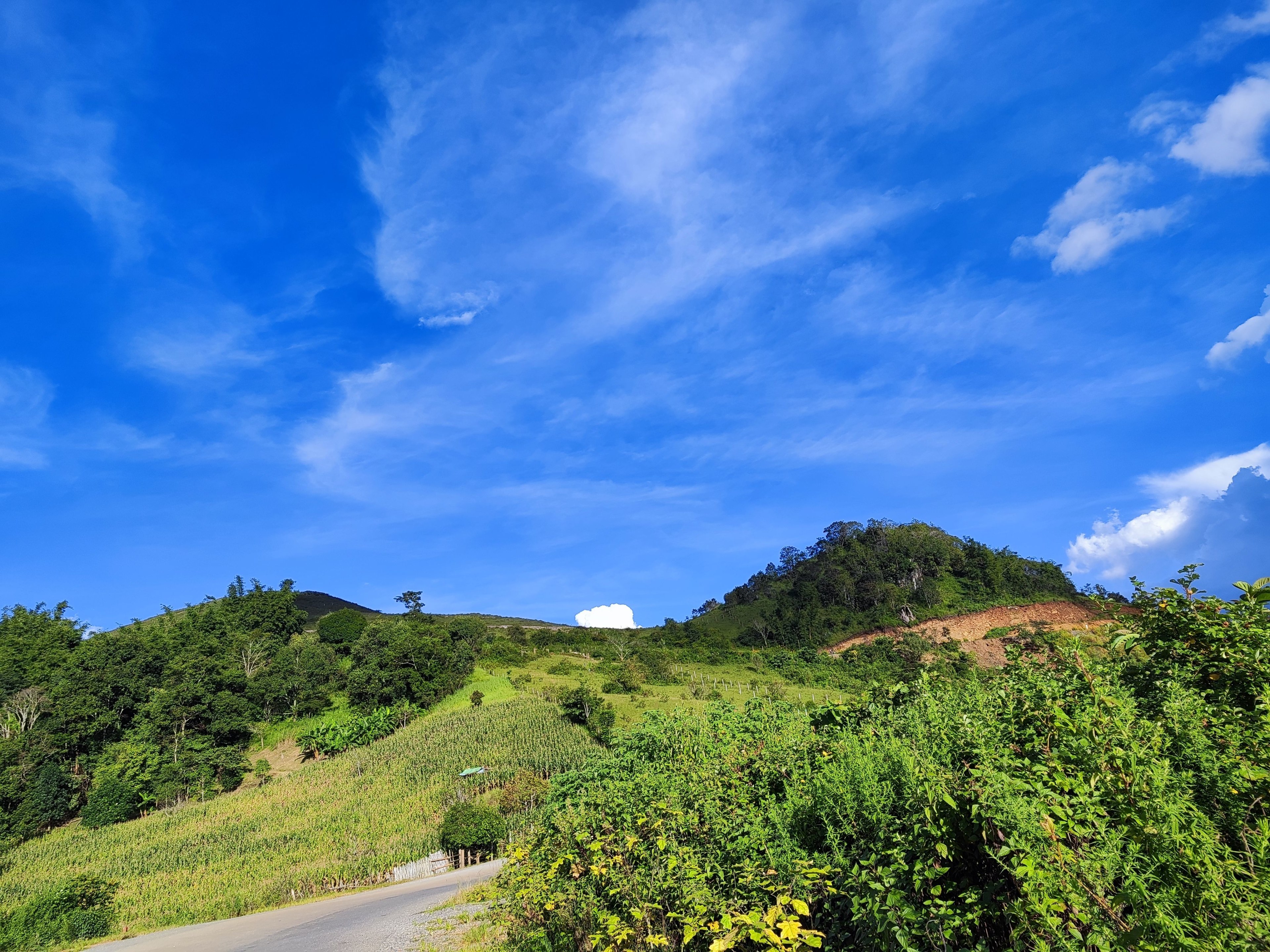 wavy_clouds_over_the_mountain