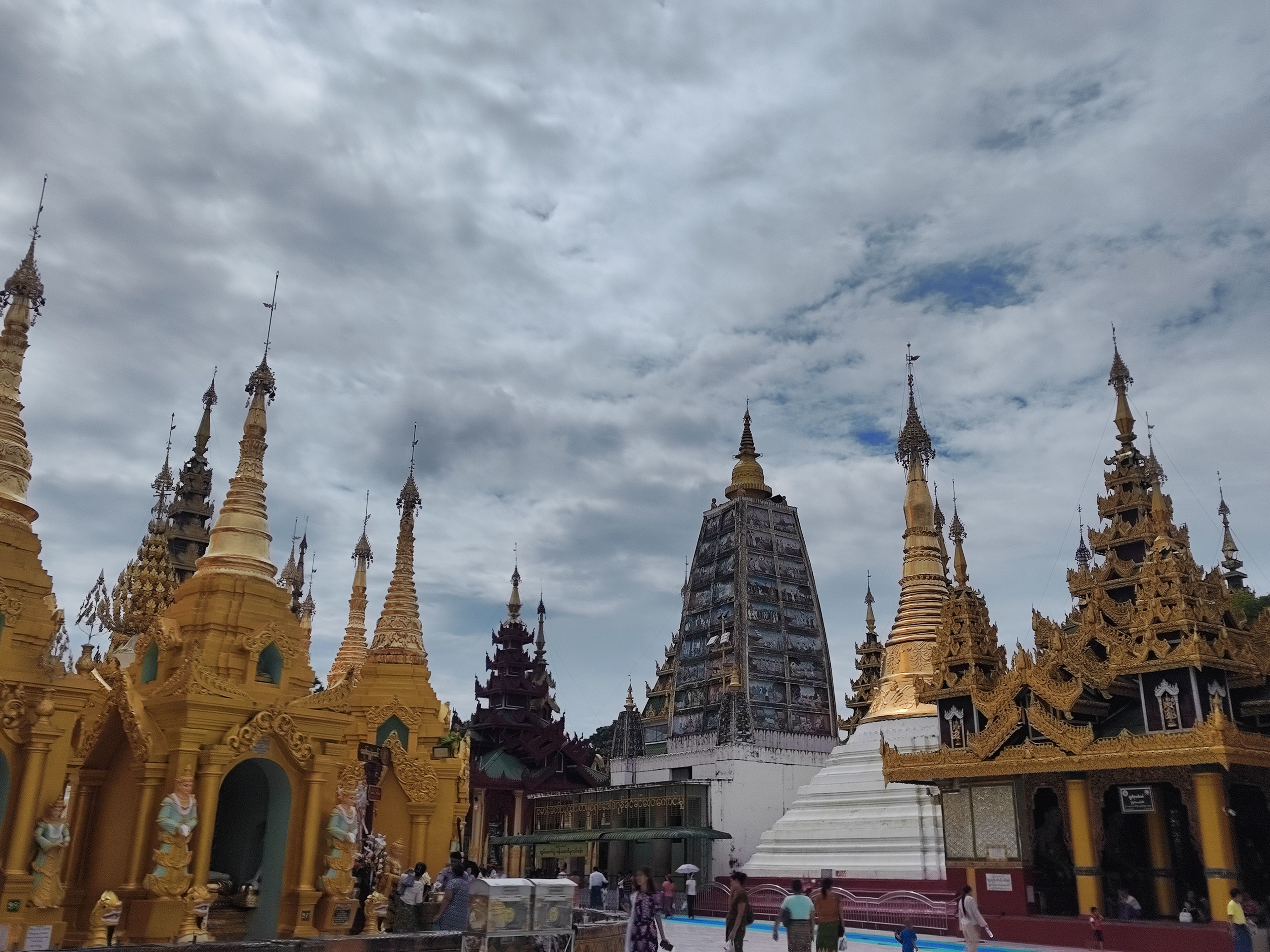 Inside_of_Shwe_Dagon_pagoda