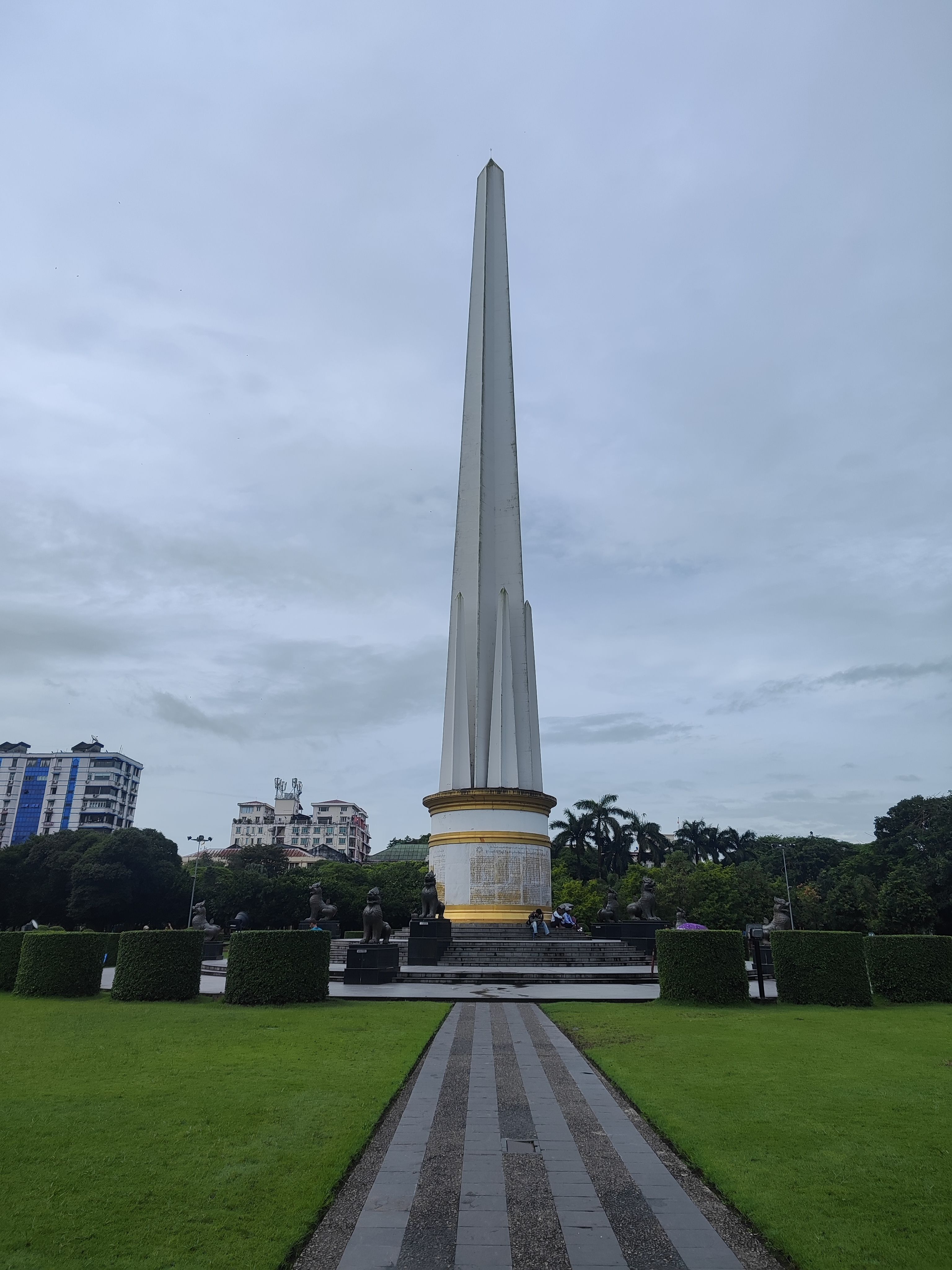 Monumental_Statue
