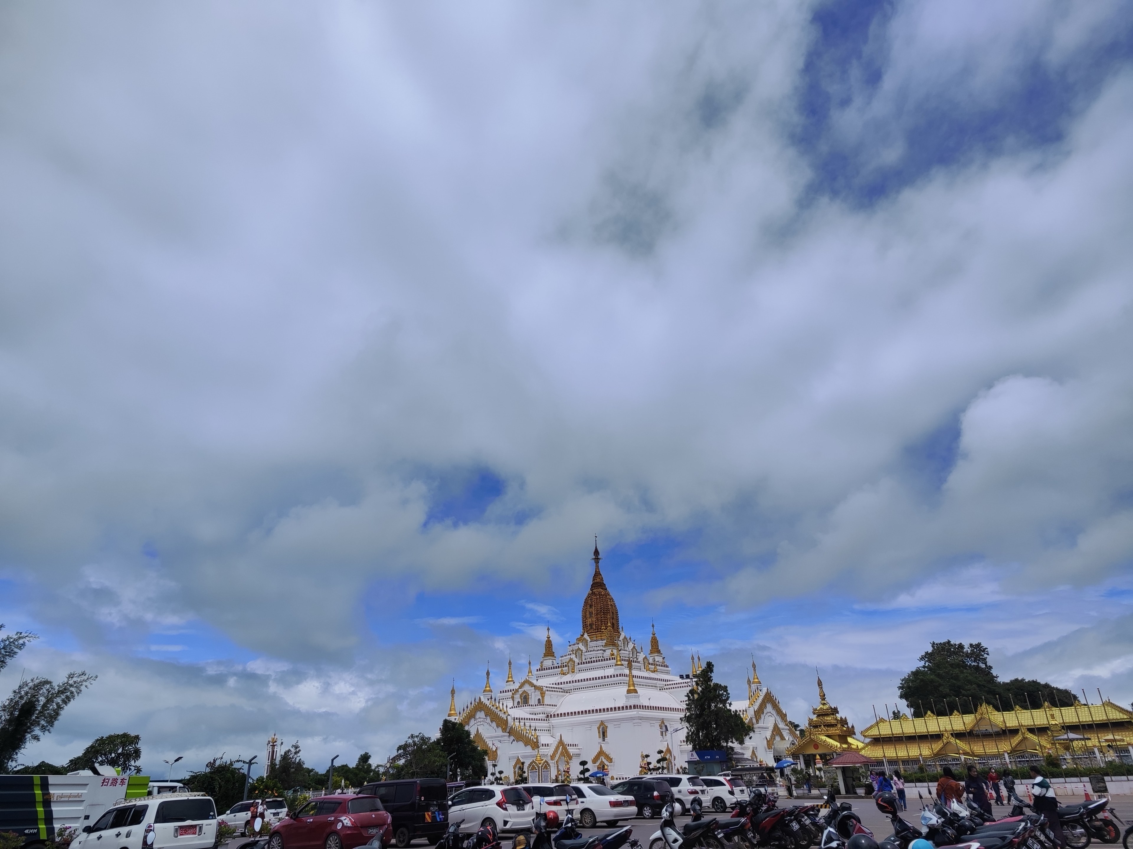 dramatic_clouds_over_sulamuni_pagoda
