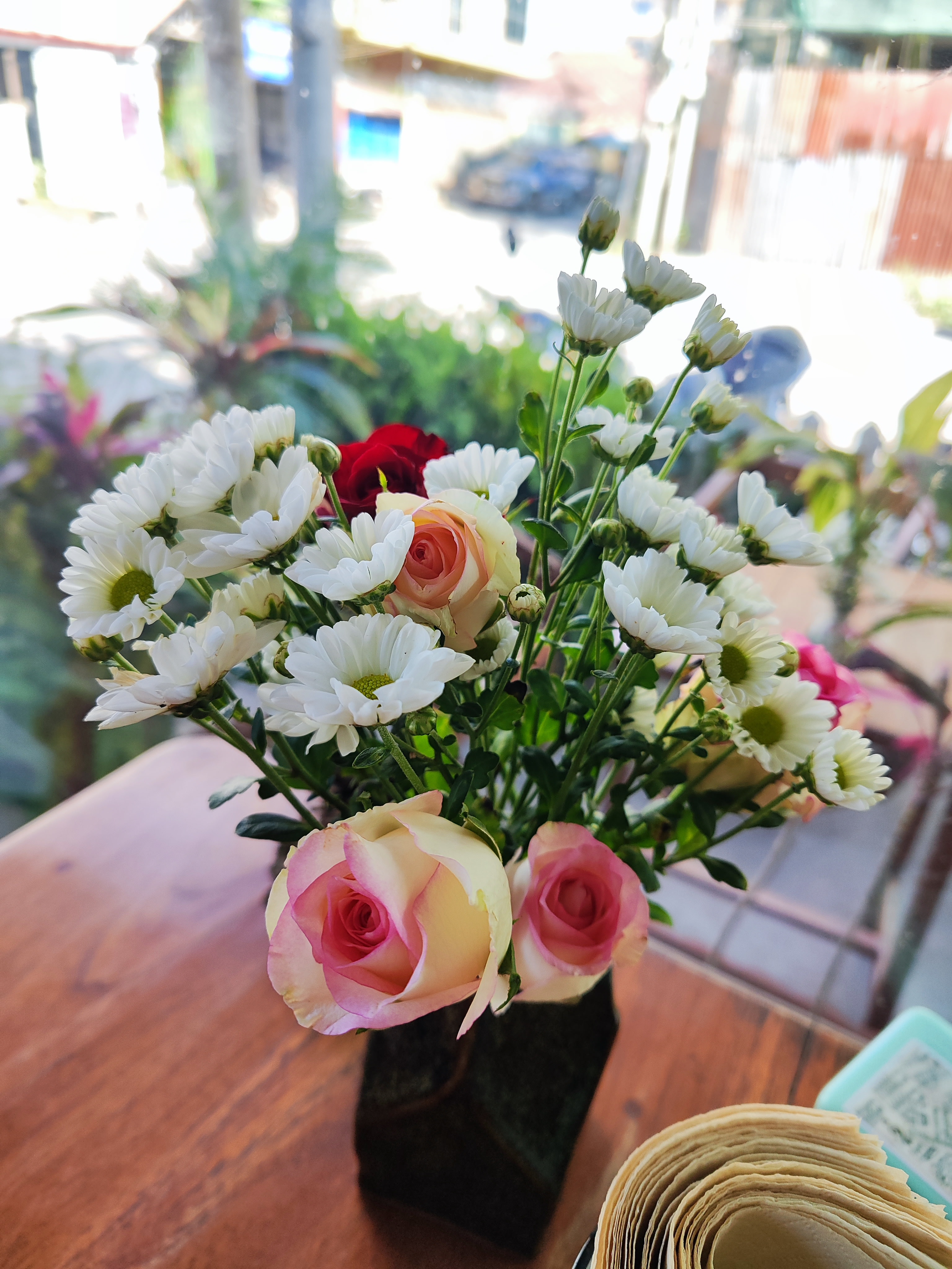 Flower vase on the cafe table