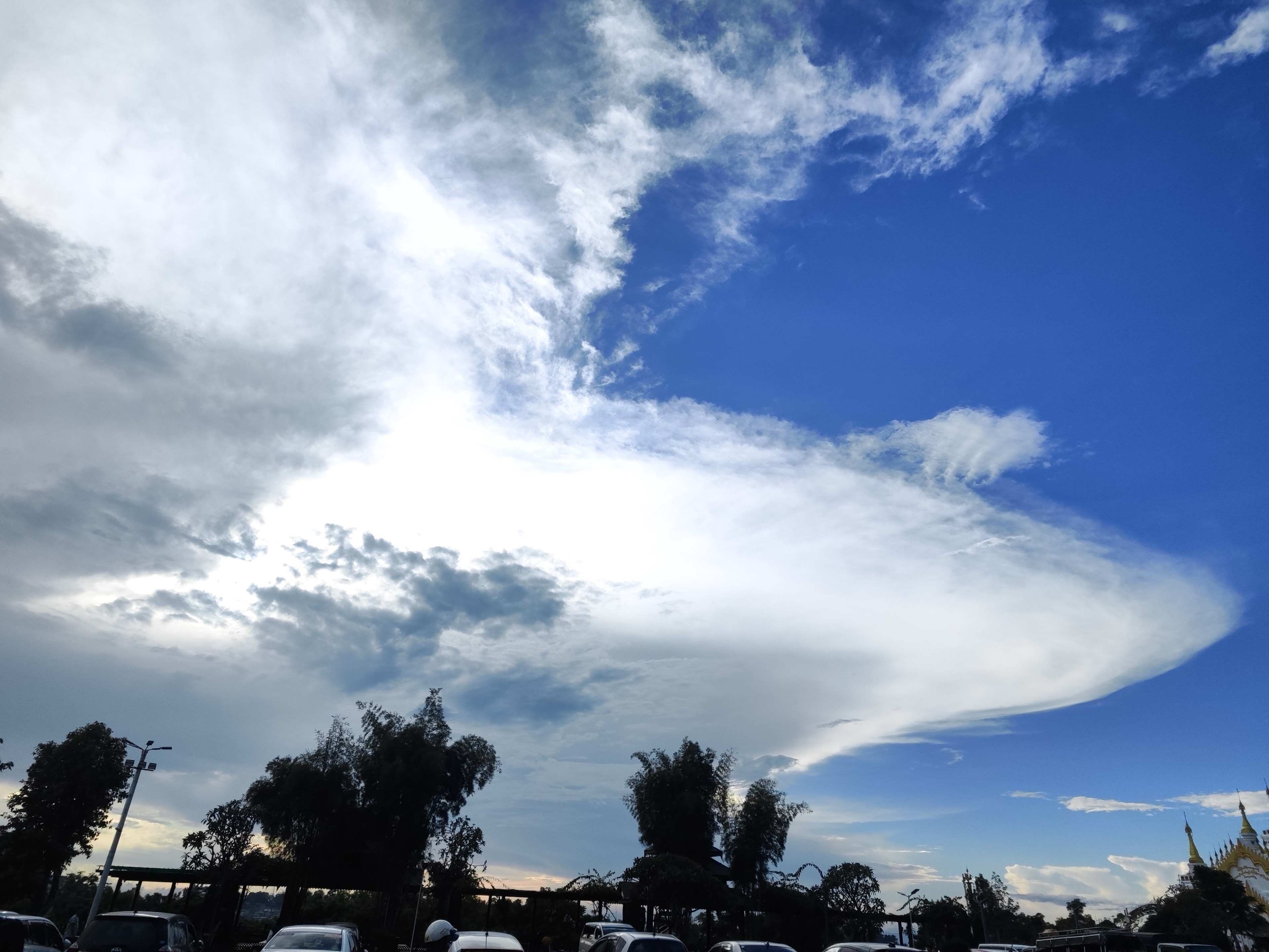 Sweeping anvil cloud formation over town