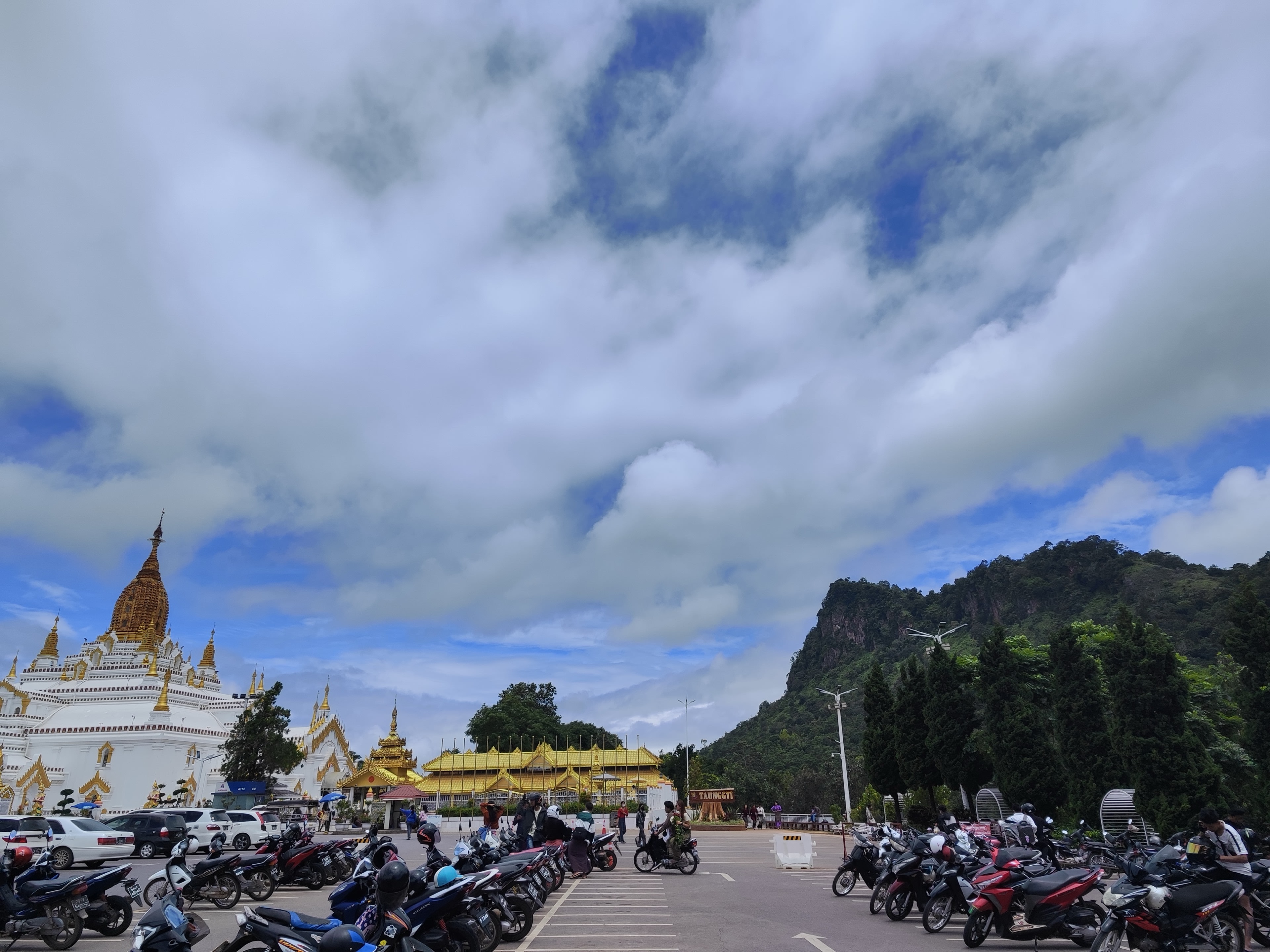 Rolling clouds between pagoda and mountain