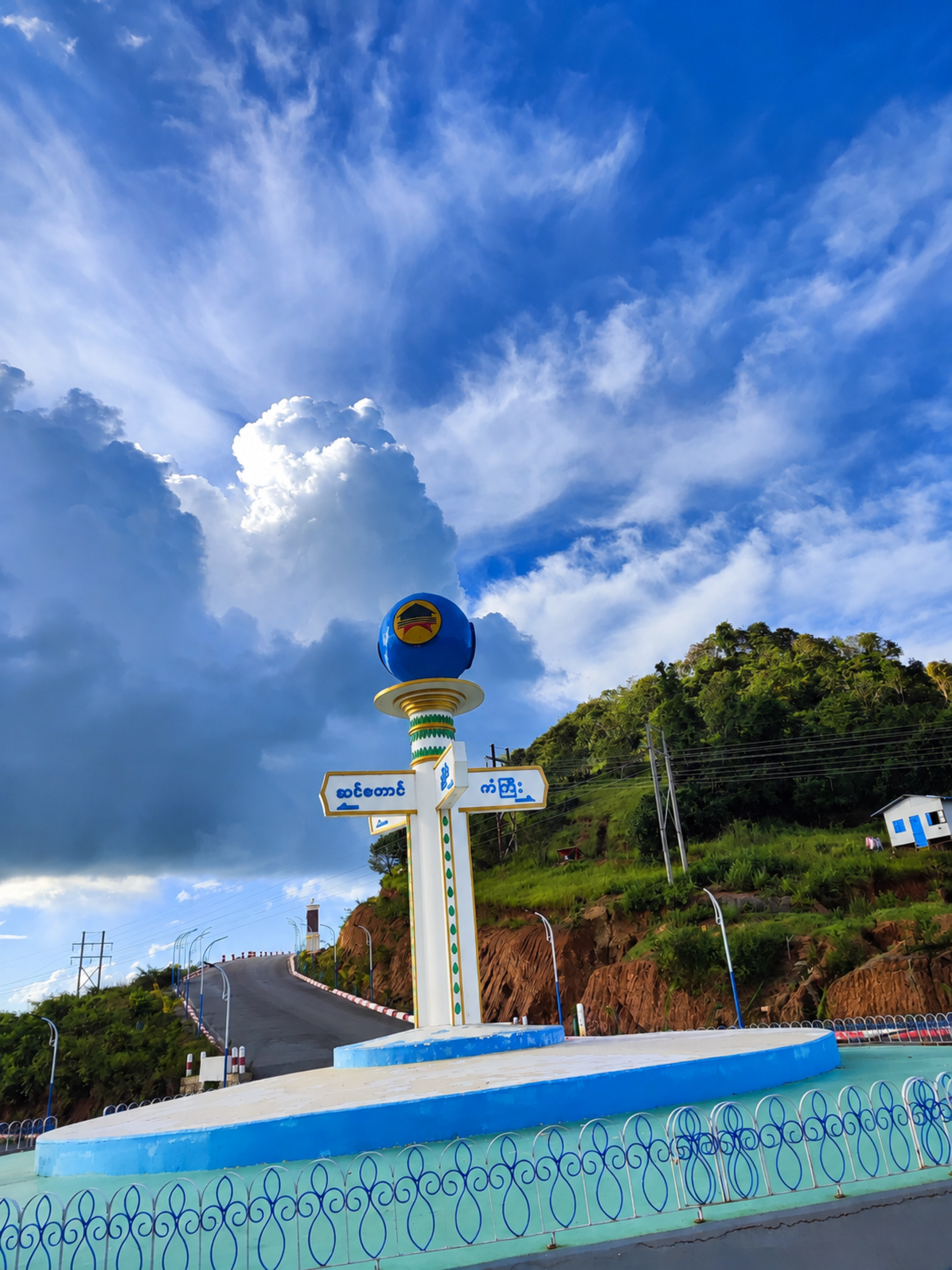 towering_thunderhead_cloud_behind_the_roundabout