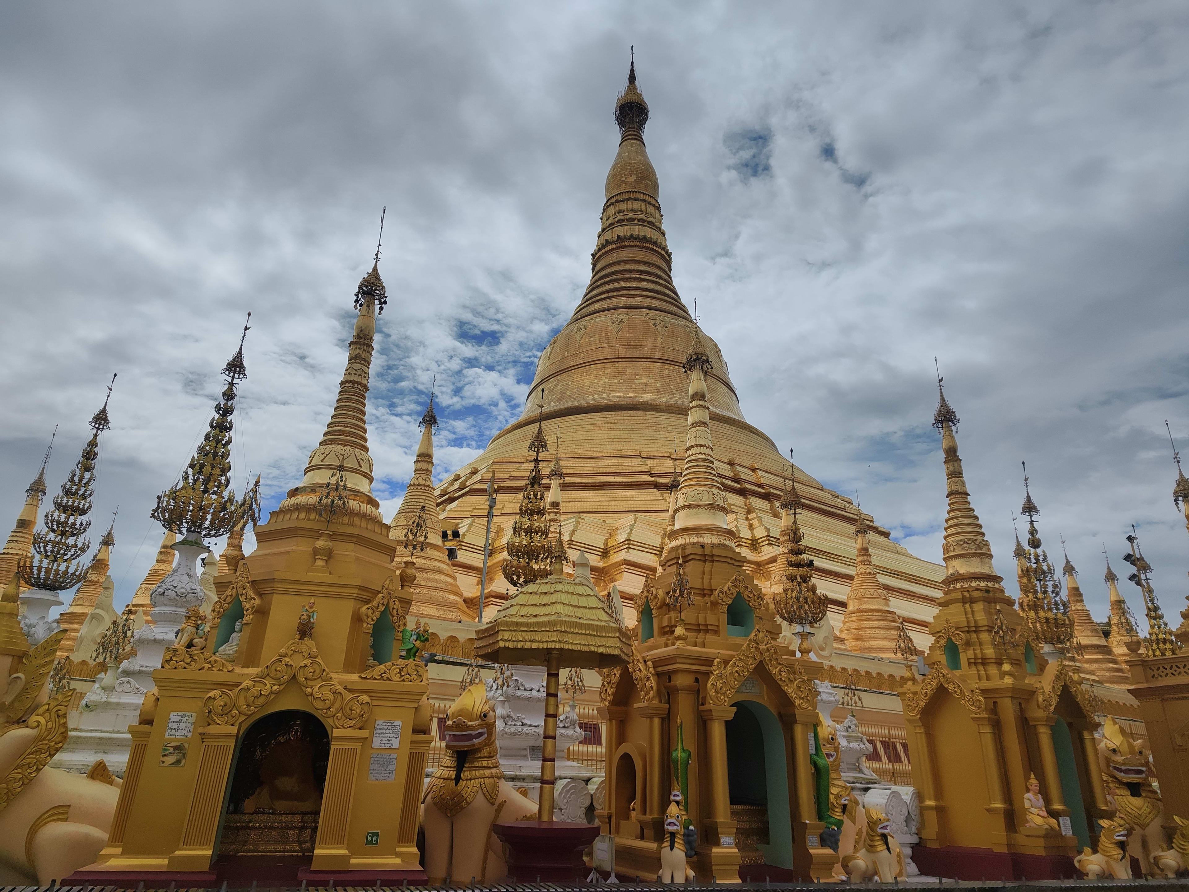 Shwe_Da_Gon_Bagoda_Side_picture