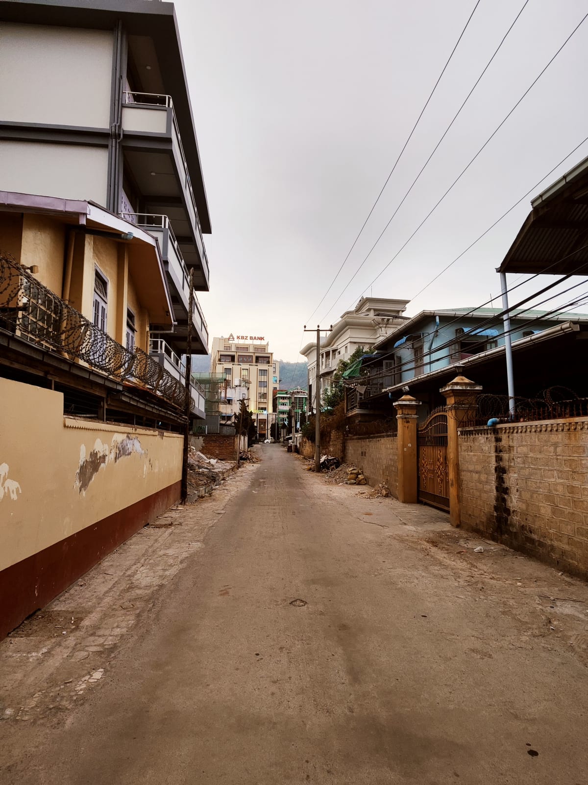 road_view_beside_a_chinese_mosque_in_taunggyi
