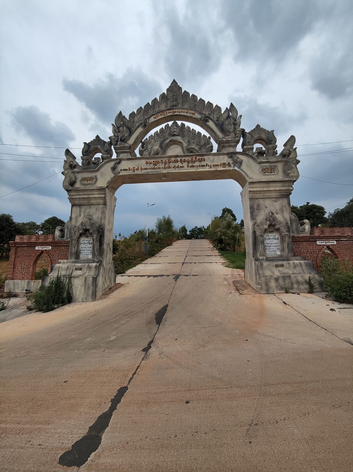 the_entrance_gate_of_bagoda