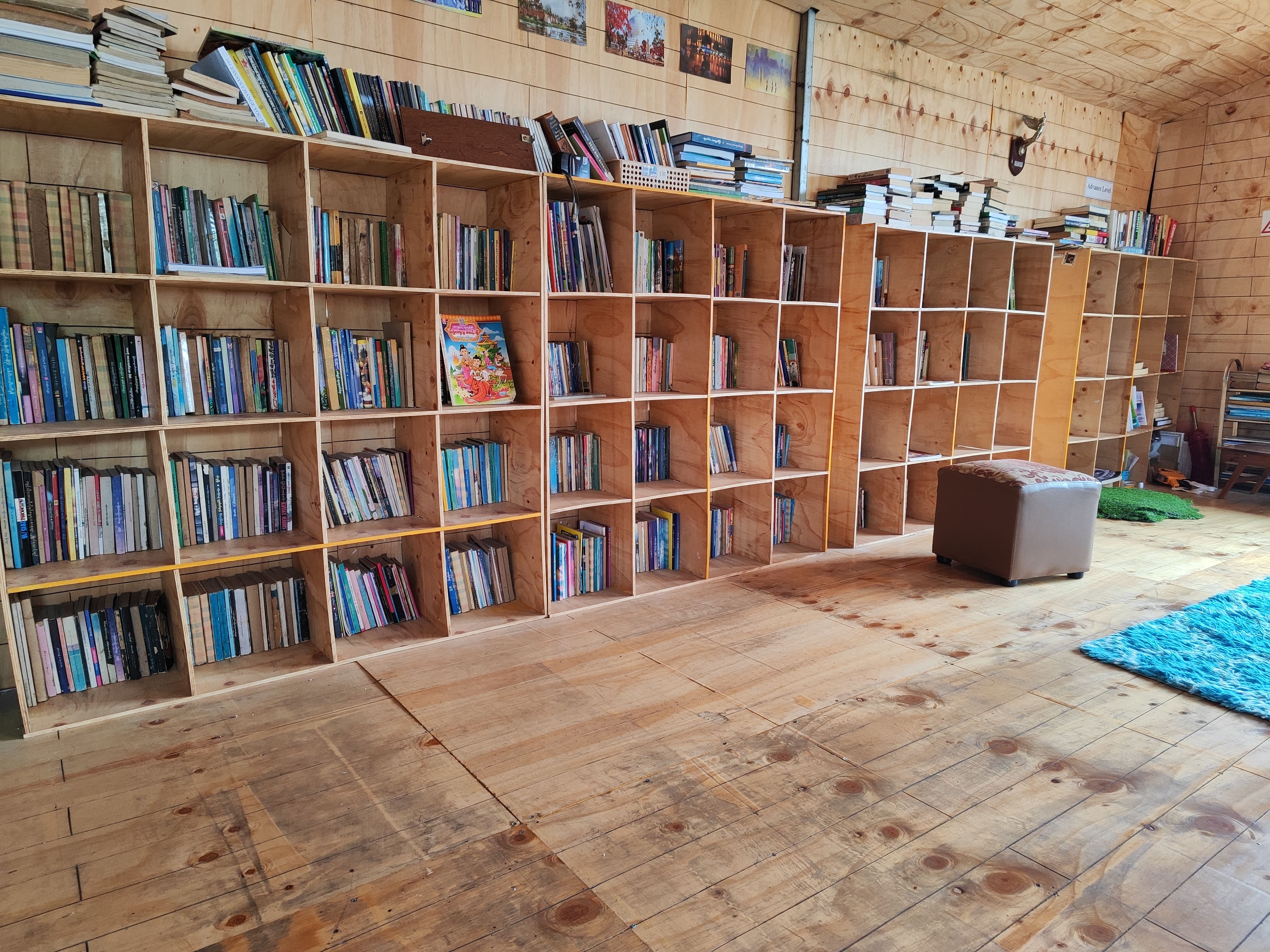 book_shelf_in_hill_bunny_cafe