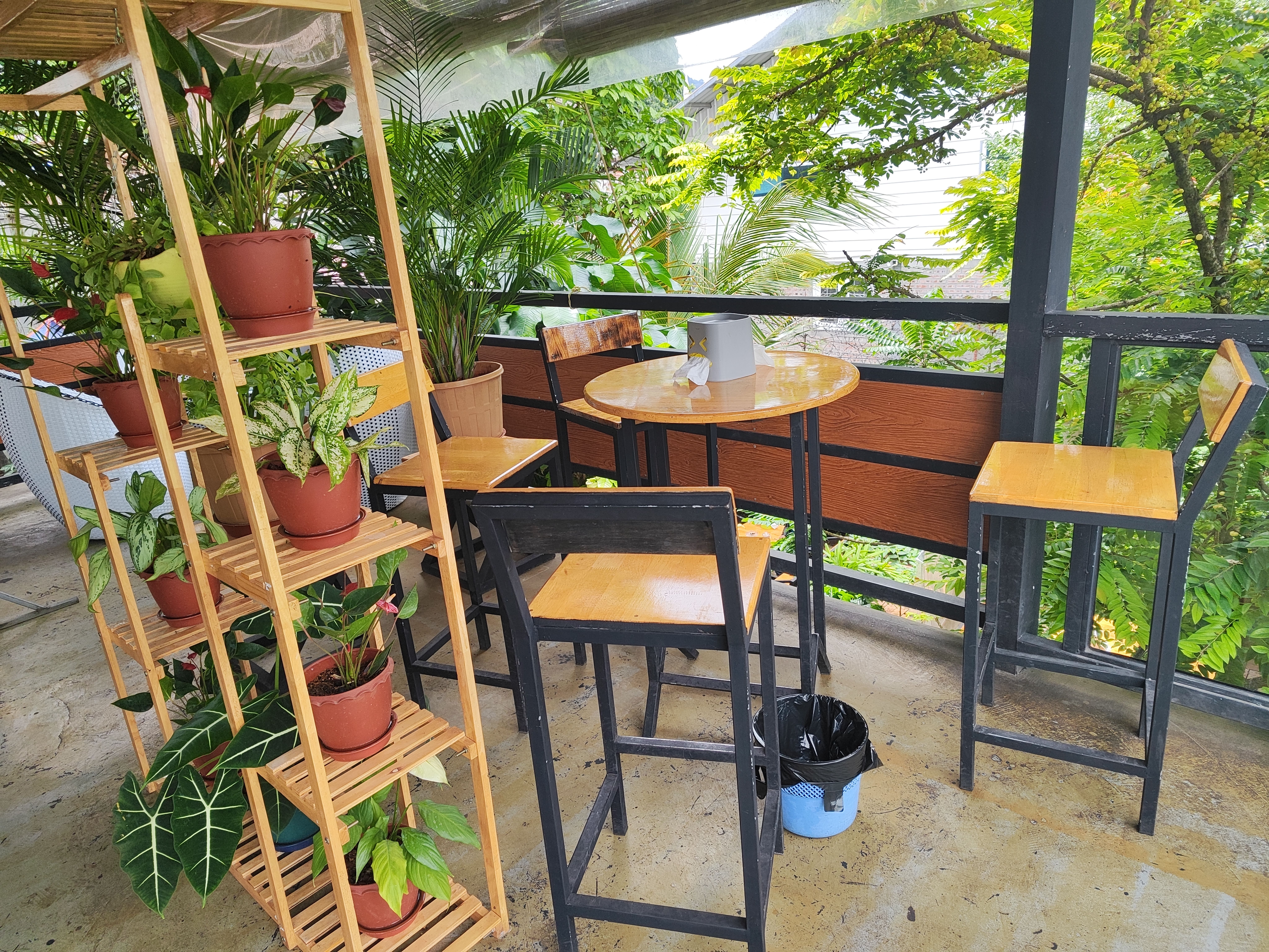 cozy_table_at_cafe_garden