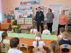 Спасатели научили дошкольников Власихи правилам пожарной безопасности