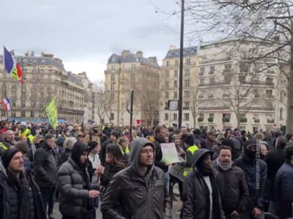 Улицы Парижа снова заполонили "желтые жилеты"