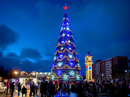 Новогодние огни зажглись на главной ёлке Большого Подольска 25 декабря