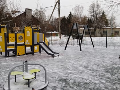 Уборку территории от снега продолжили в Воскресенском