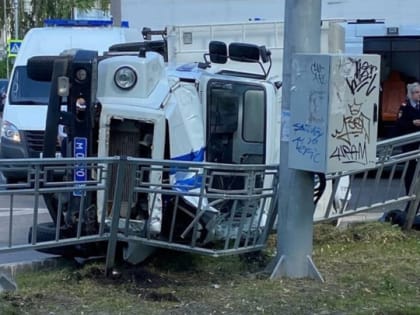 В Воронеже перевернулся автозак с полицейскими и задержанными