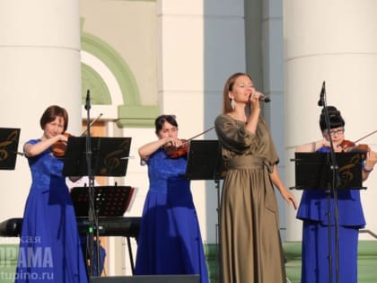 9 июля у Дворца культуры состоялся традиционный музыкальный субботний вечер.
