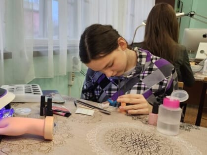 Каширские школьницы осваивают профессию мастера маникюра
